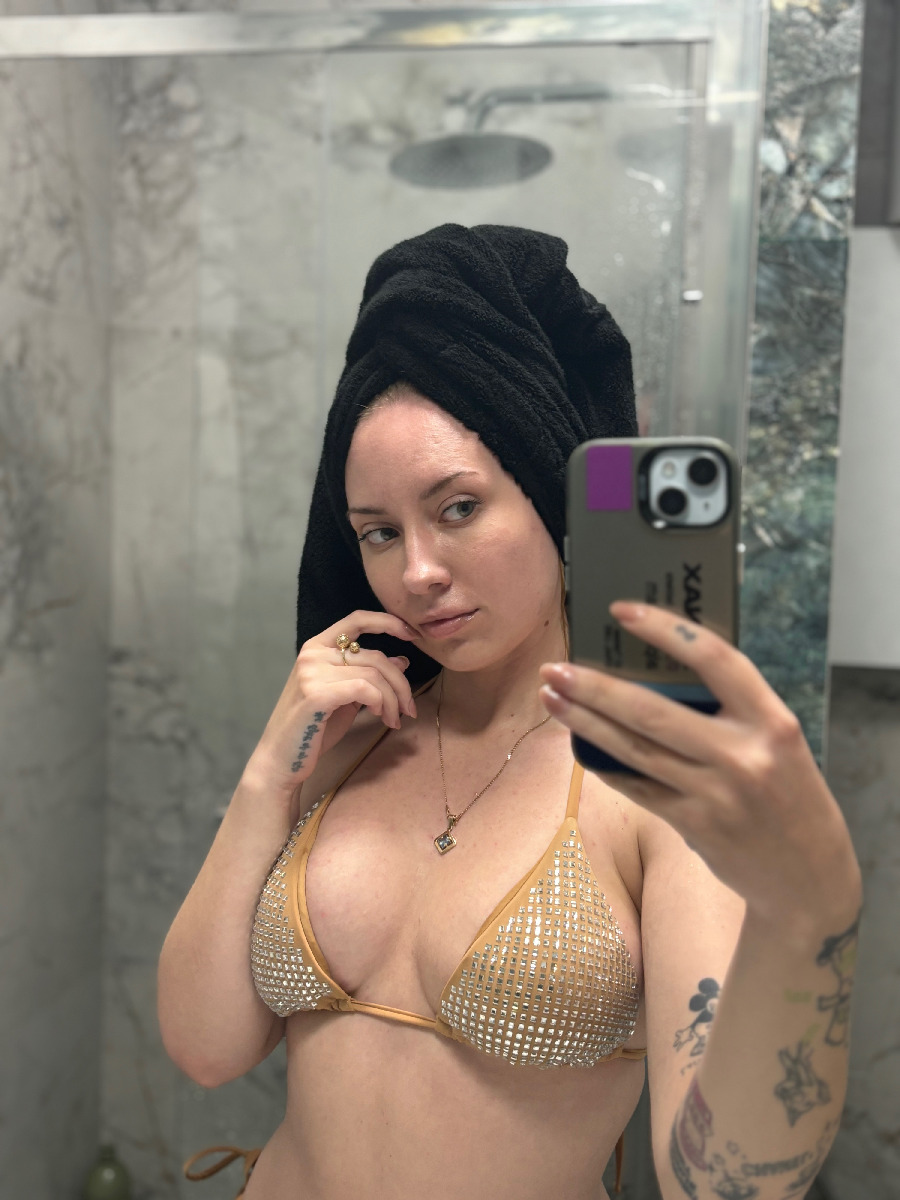 Nude girl KateV in Brussels