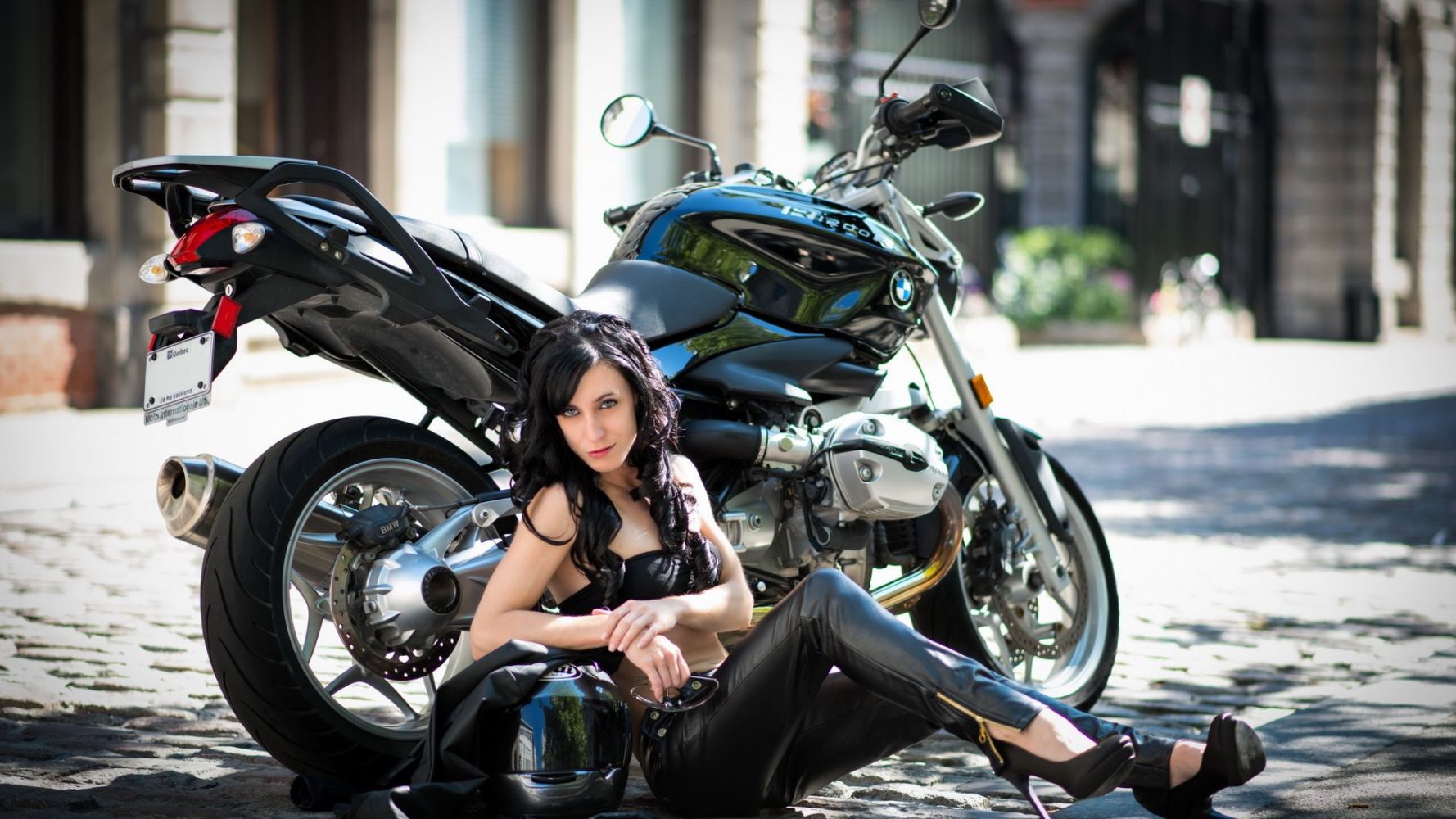 European women on bikes in Brussels