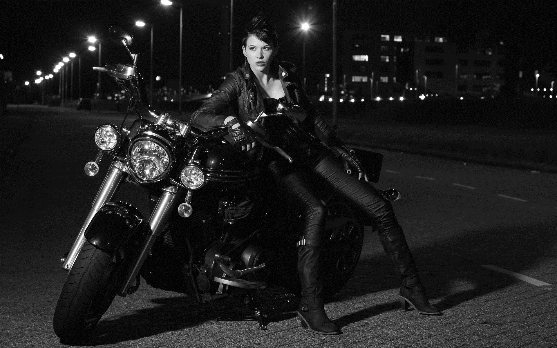 Photo Beautiful girls and motorcycles in Brussels